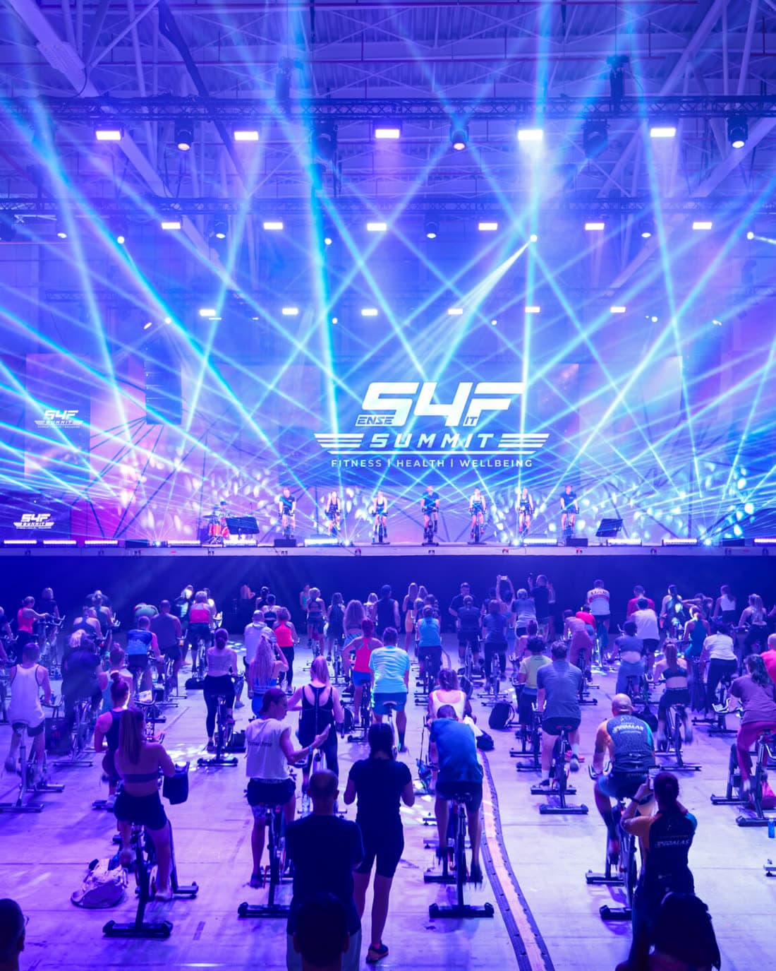 Clasă de indoor cycling sub luminile scenei la Sense4Fit Summit - studiu de caz Advirals